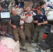 Стив Свэнсон, Грегори Рейд Уайсмен и Александр Герст после игры футбол на борту МКС